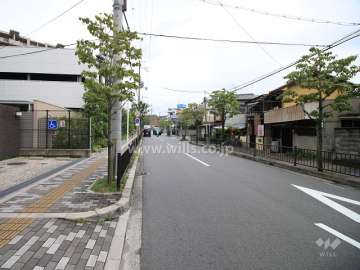 敷地東側の前面道路（南側から）