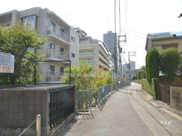 マンション外観の一部と西側前面道路（北側から）