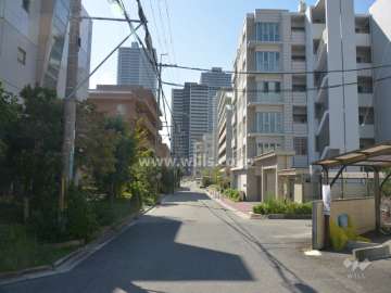 マンション外観の一部と東側前面道路（北側から）