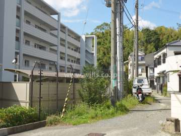 マンション外観の一部と北側歩道（西側から）