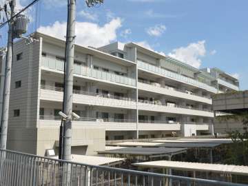 ジェイグラン高槻古曽部町の外観（南西側から）