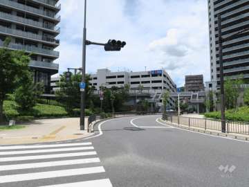 東側前面道路とマンション建物一部