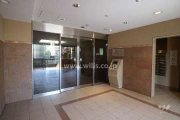 エントランスはオートロック付きです。