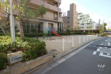 敷地に隣接するばら児童遊園