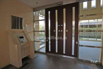 エントランスはオートロック付きです。