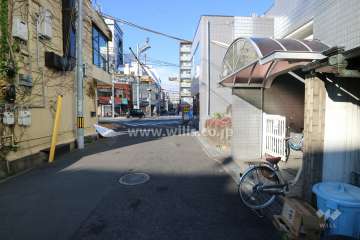 敷地西側の前面道路