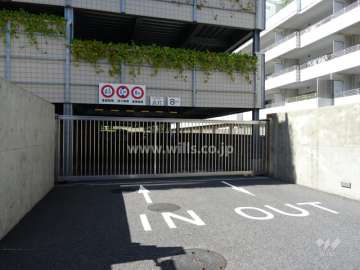 駐車場出入り口（リングシャッター付）