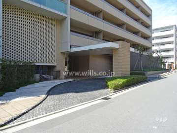 エントランス前には幅寄せスペースがあります。