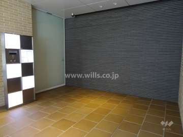 エントランスはオートロック付です。