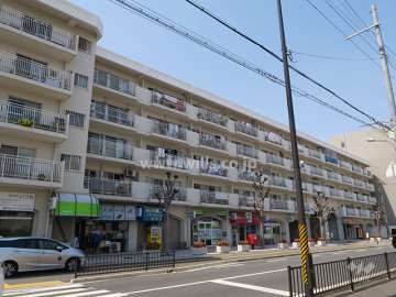シャルマンコーポ摂津富田の外観（南東側から）