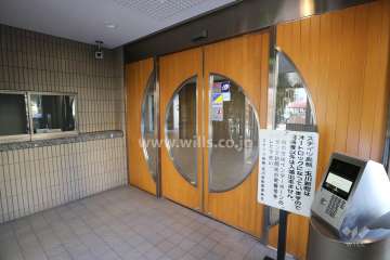 エントランスはオートロック付きです。