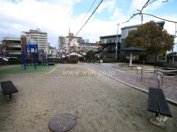 敷地に隣接する児童公園