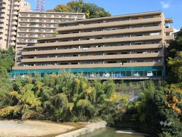 セラ高槻外観（南西側から）