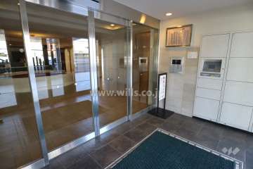 エントランスはオートロック付きです。