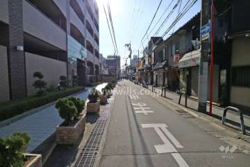 敷地西側の前面道路