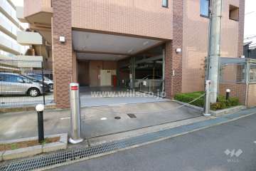 駐車場出入り口（ロボットゲート付き）