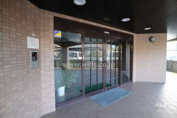 エントランスはオートロック付きです。