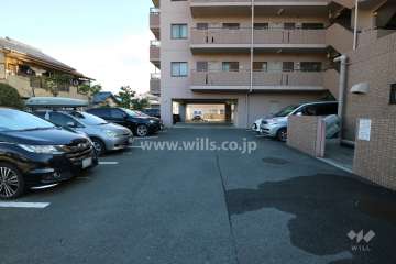 敷地内駐車場（屋外平面式と屋内平面式）