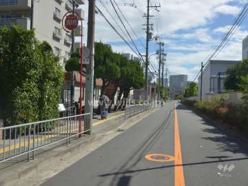 前面道路とマンション建物一部