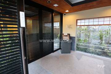 エントランスはオートロック付きです。