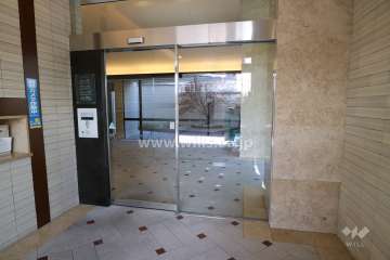 エントランスはオートロック付きです。