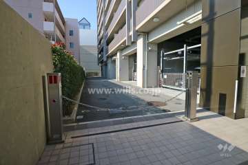 駐車場出入り口（ロボットゲート付き）