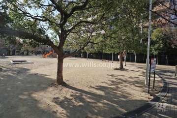 敷地南東側に隣接する紫町公園