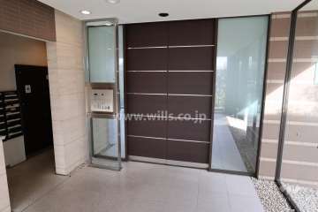 エントランスはオートロック付きです。