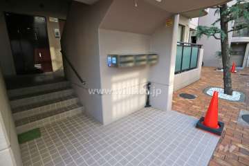 住戸入り口（共用ポスト）