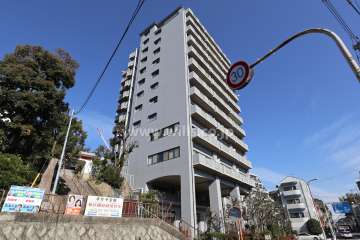 パインフィールド高槻の外観(南西側から)