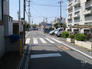 前面道路とマンション建物一部-(2)