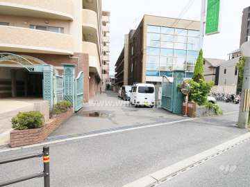 駐車場出入り口（ロボットゲート付き）