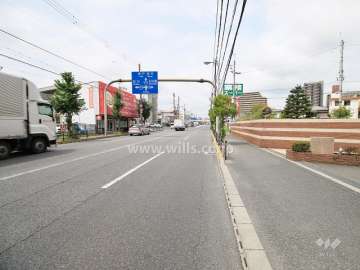 敷地南側の前面道路（東側から）