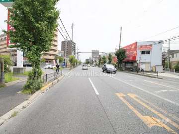 敷地南側の前面道路（西側から）