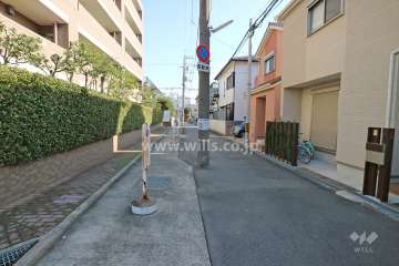 敷地南側の前面道路