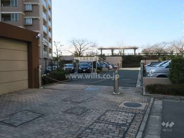 駐車場出入り口（ロボットゲート付き）