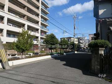 敷地南側の前面道路