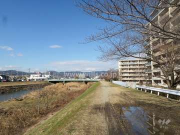 敷地西側を芥川が流れています。