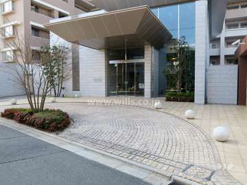 車寄せ付きのエントランス