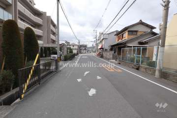 敷地北側の前面道路（東側から）