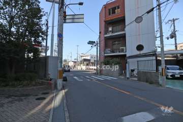敷地北東側の前面道路(北東側から)