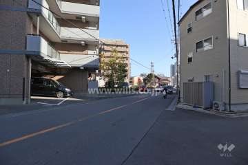 敷地北東側の前面道路(北西側から)