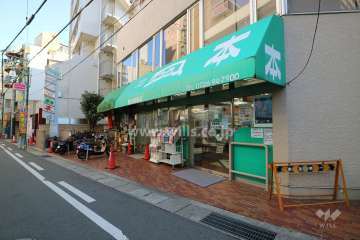 棟内１階に店舗があります。