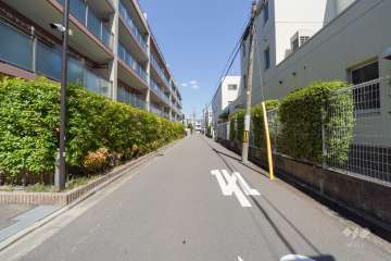 敷地南側の前面道路（西側から）