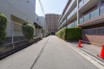 敷地南側の前面道路（東側から）
