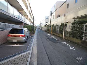 敷地南側の前面道路（西側から)