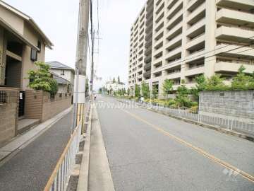 敷地南側の前面道路（東側から）