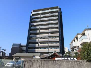 プレサンスロジェ高槻上田辺町の外観（東側から）