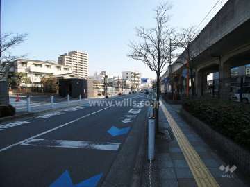 敷地南側の前面道路（西側から）