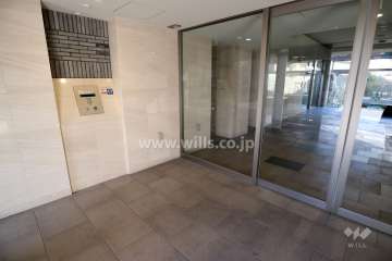 エントランスはオートロック付きです。